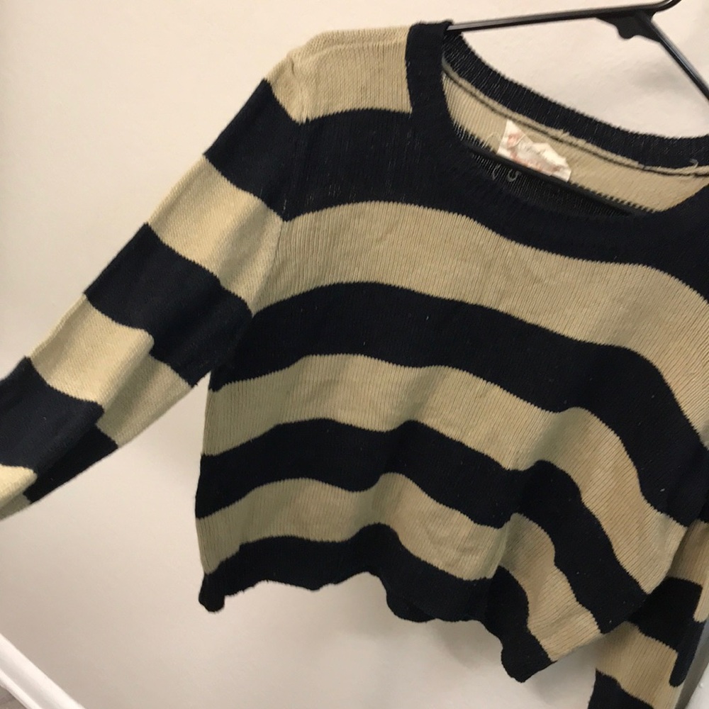 Ambiance crop long sleeve. L. Gold/tan & black.